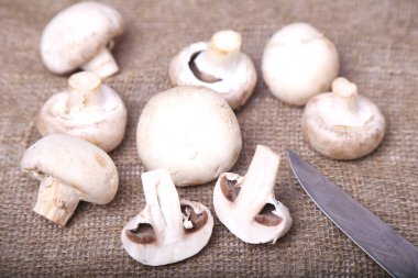 Champignon mantar ve bir bıçak 