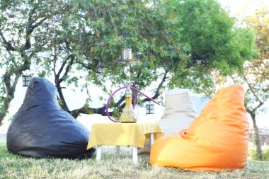 Açık havada yumuşak oturaklı bir nargile sigara için yer