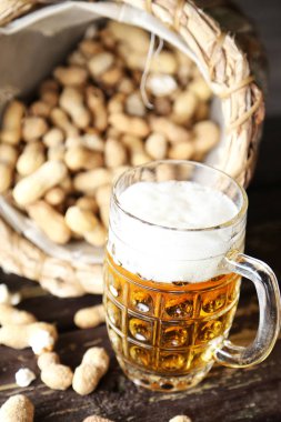 Patlamış mısır ve fıstık ile bira. Futbol fan arka plan belirleme