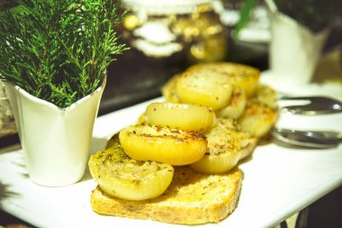 Baharat olarak pişmiş soğan