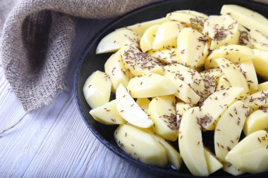 Bir tavada kimyon ile ham patates