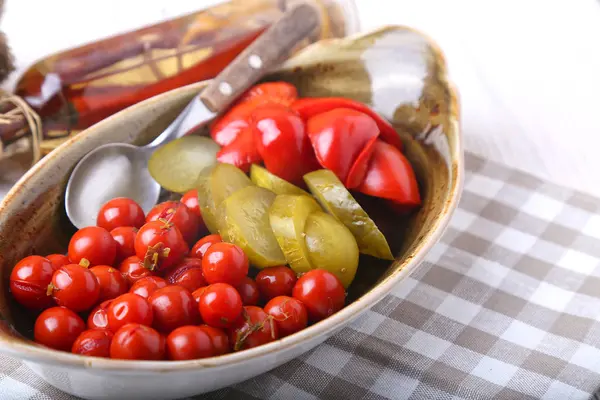 Τουρσί αγγούρια, κεράσι ντομάτα και κόκκινο πιπέρι επιδοθεί σε πινακίδα. — Φωτογραφία Αρχείου