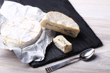 Beyaz ve mavi kalıp lezzetli Brie peyniri. Peynir tabağı