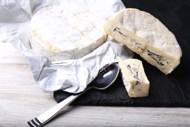 Beyaz ve mavi kalıp ile peynir. Brie peyniri