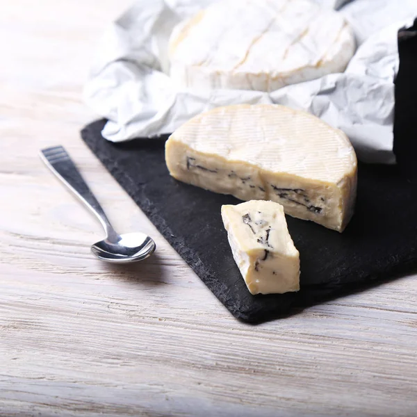 Brie peyniri ile beyaz ve mavi kalıp 