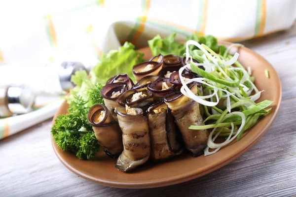 Ceviz, peynir ve sarımsak ile patlıcan ruloları