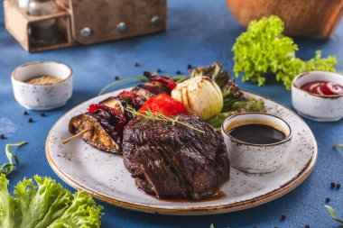 Kızarmış sebzeli orta boy biftek..