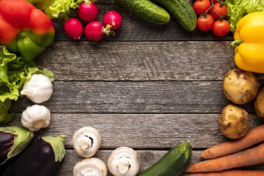 Sebze arka planında metin için yer var. Kırsal arka planda sebzeler