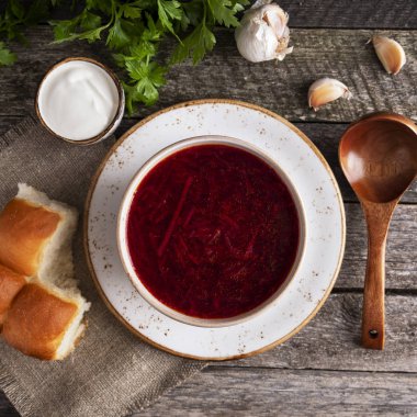 Pampuşka 'lı lezzetli bir borç. Geleneksel Ukrayna mutfağı pancar, patates, et, havuç, lahana ve sarımsaklı kırmızı çorba. Üst Manzara. Yakın çekim.