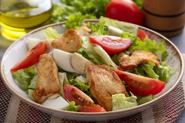 Tavuk fileto, domates ve yumurta ile nefis salata.. 