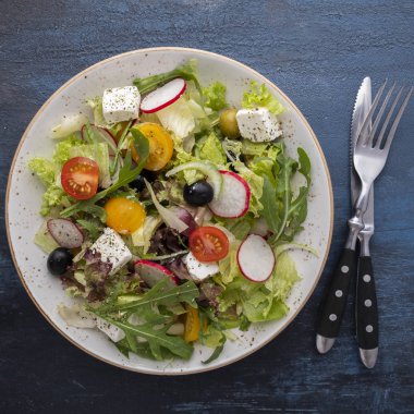 Taze sebzeli, marullu, roka ve peynirli sağlıklı salata. Üst görünüm.