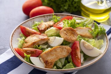 Taze sebzeli tavuk salatası. Sağlıklı ve diyet yiyecek dolandırıcılığı