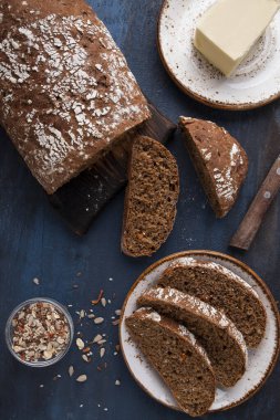 Tereyağlı havuç beresi. Üst görünüm.