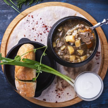 Et, mantar ve sebzeli çorba. Üst görünüm.