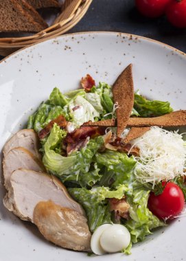 Tabakta Sezar salatası. Yakın çekim.