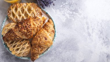 Tabakta taze hamur işleri ve kruvasan var. Üst Manzara. Boşluğu kopyala