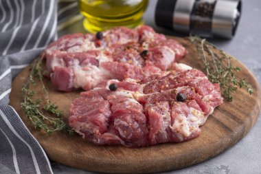 Tahtada çiğ domuz boynu dilimleri. Yakın çekim.