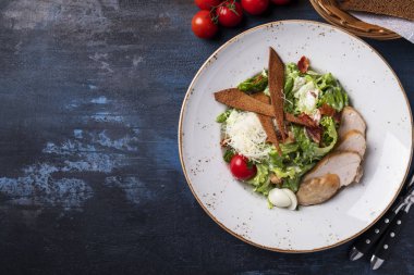 Tavuk ve sebzeli Sezar salatası. Uzayı kopyala Üst görünüm