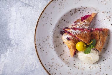 Frenk üzümlü turta ve dondurmalı tatlı. Üst Manzara. Boşluğu kopyala