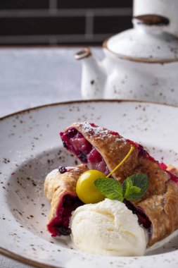 Frenk üzümlü turta ve dondurma ile lezzetli bir tatlı. Yakın çekim.