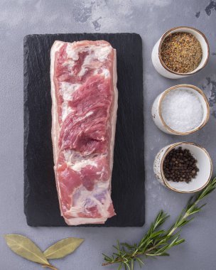 Baharatlı çiğ domuz eti. Üst görünüm