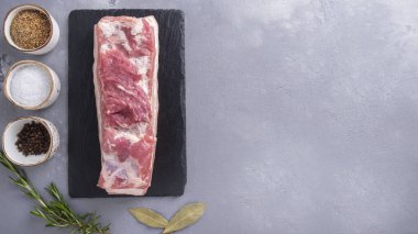 Baharatlı, pişmemiş domuz eti. Üst Manzara. Boşluğu kopyala