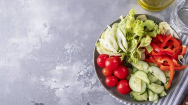 Tabakta taze sebzeler var. Sağlıklı gıda konsepti. Üst Manzara. Boşluğu kopyala