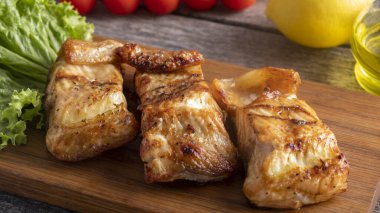 Tahtada sebzeli ızgara mersin balığı. Diyet ve sağlıklı yiyecekler