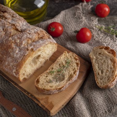 Ciabatta ekmeği ahşap kesim tahtasında. Üst Görünüm, Yakın Çekim