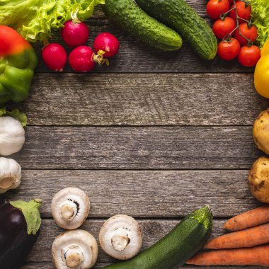 Sebze arka planında metin için yer var. Ahşap arka planda sebzeler. Üst görünüm