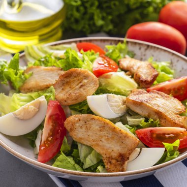 Sebzeli ve tavuklu salata. Yakın çekim.