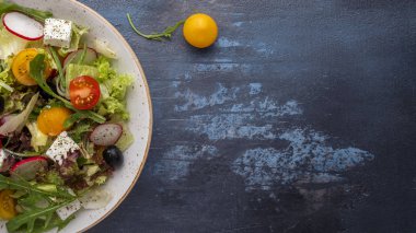 Diyet ve sağlıklı sebze salatası. Sağlıklı gıda kavramı. Üst Manzara. Boşluğu kopyala