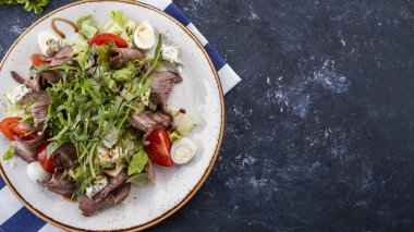 Biftek, sebze ve peynirli et salatası. Mesaj için yer var. Üst görünüm