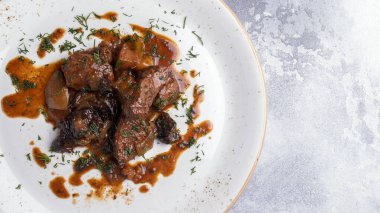 Ağır ateşte pişmiş et yahnisi. Üst Manzara. Kopyalama alanı