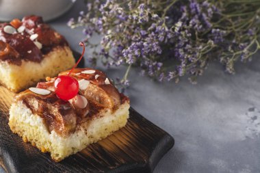 Fotokopi alanı olan ahşap bir tahtanın üzerinde nefis bir elmalı turta.