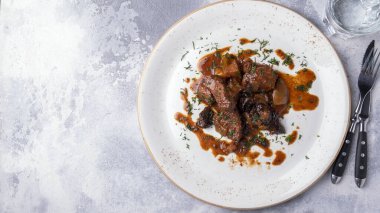 Soslu biftek ve fotokopi alanı. Üst görünüm