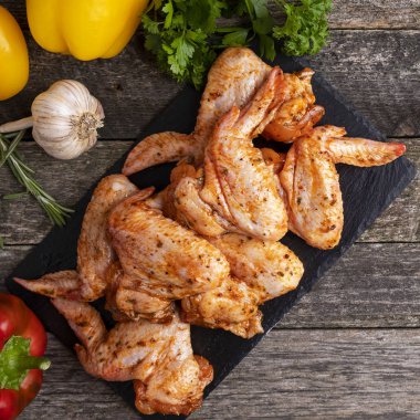 Kırmızı soslu marine edilmiş tavuk kanadı. Üst görünüm