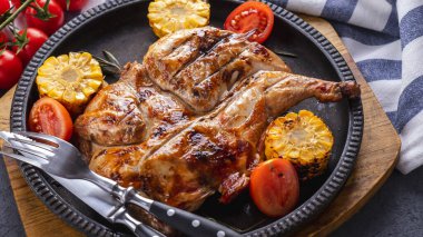 Kızarmış küçük tavuk kızartma tavasında. Yakın çekim.