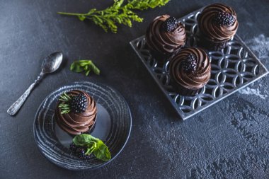 Lezzetli çikolatalı kek, mesaj için yeri var..
