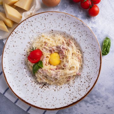 Klasik İtalyan spagetti makarna alla carbonara pastırma, yumurta, parmesan peyniri ve krem soslu. Üst görünüm.