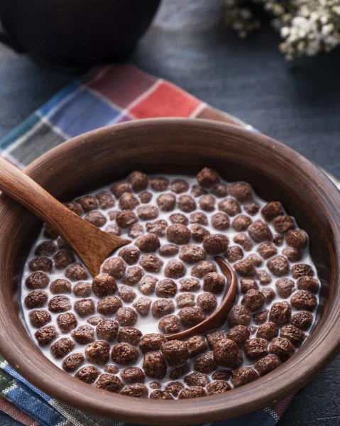 Boules de céréales au chocolat avec du lait dans un bol sur fond en bois. Concept de petit déjeuner sain . — Photo