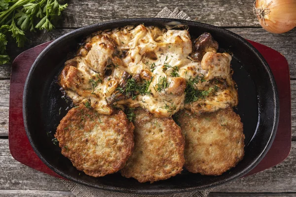 Kartoffelpuffer mit Fleisch und saurer Sahne. Machanka. Ansicht von oben. Traditionelle weißrussische Küche — Stockfoto