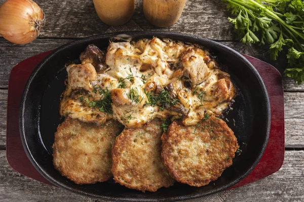 Kartoffelpuffer mit Fleisch und saurer Sahne. Machanka. Traditionelle weißrussische Küche — Stockfoto