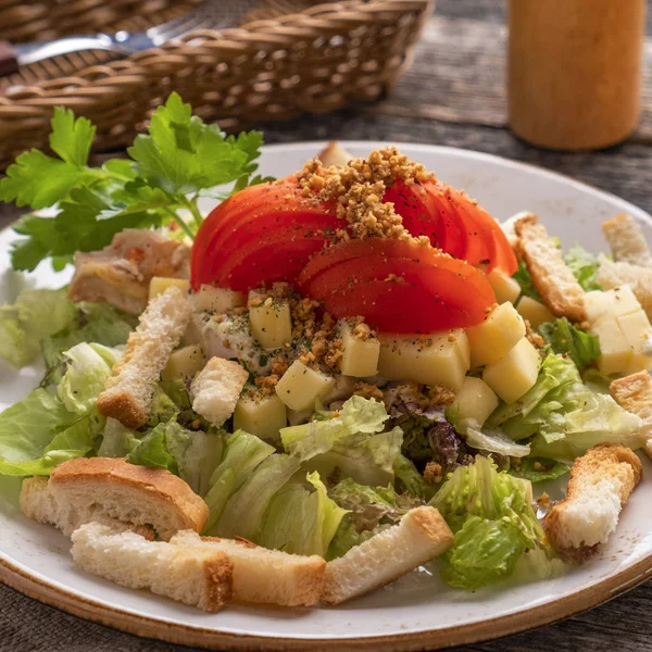 Sałatka z kurczaka z warzywami, serem i grzankami — Zdjęcie stockowe
