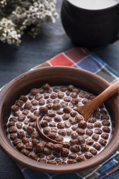 Bolas de cereales de chocolate con leche en un tazón sobre fondo de madera. Sabroso desayuno. Concepto de comida saludable —  Fotos de Stock