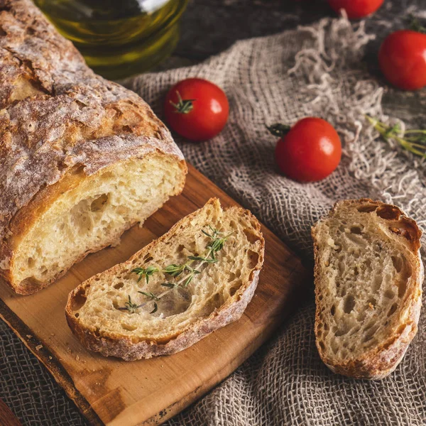 Pane ciabatta appena sfornato su tagliere di legno. Gustoso pane Ciabatta. Primo piano — Foto Stock