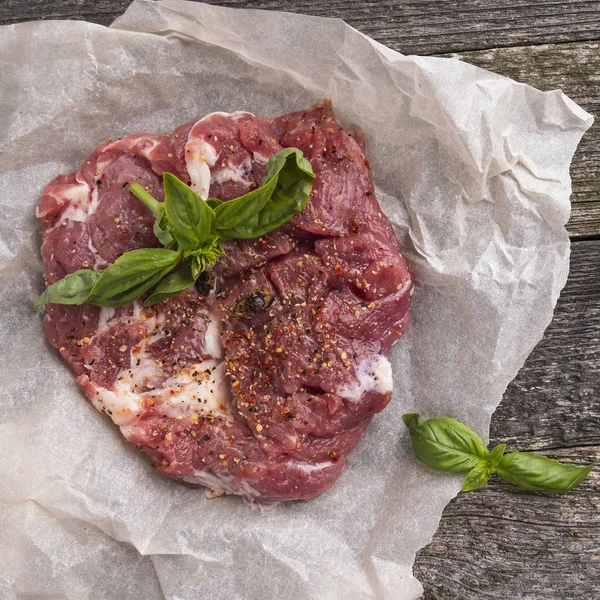 Carne não cozida. Pescoço de porco cru. Vista superior. Fechar. — Fotografia de Stock