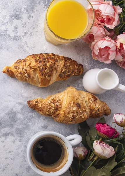 Concept de petit déjeuner sain. Boissons et croissants frais. Vue de dessus. Gros plan — Photo