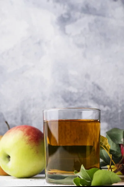 Vaso de zumo de manzana con espacio para copiar — Foto de Stock