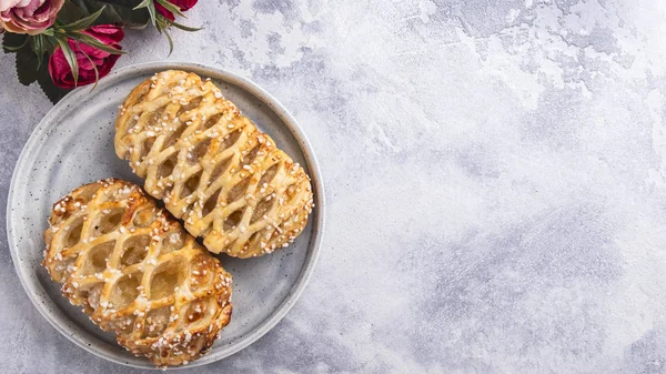 Pâtisseries aux pommes dans une assiette. Espace pour le texte. Vue du dessus — Photo